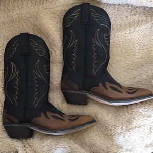 Black leather cowgirl boots